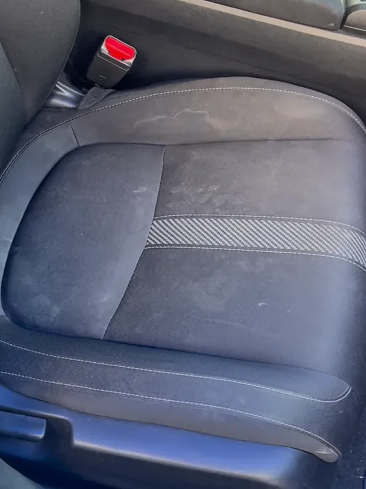 Asiento con polvo y pelusa, antes de lavarlo